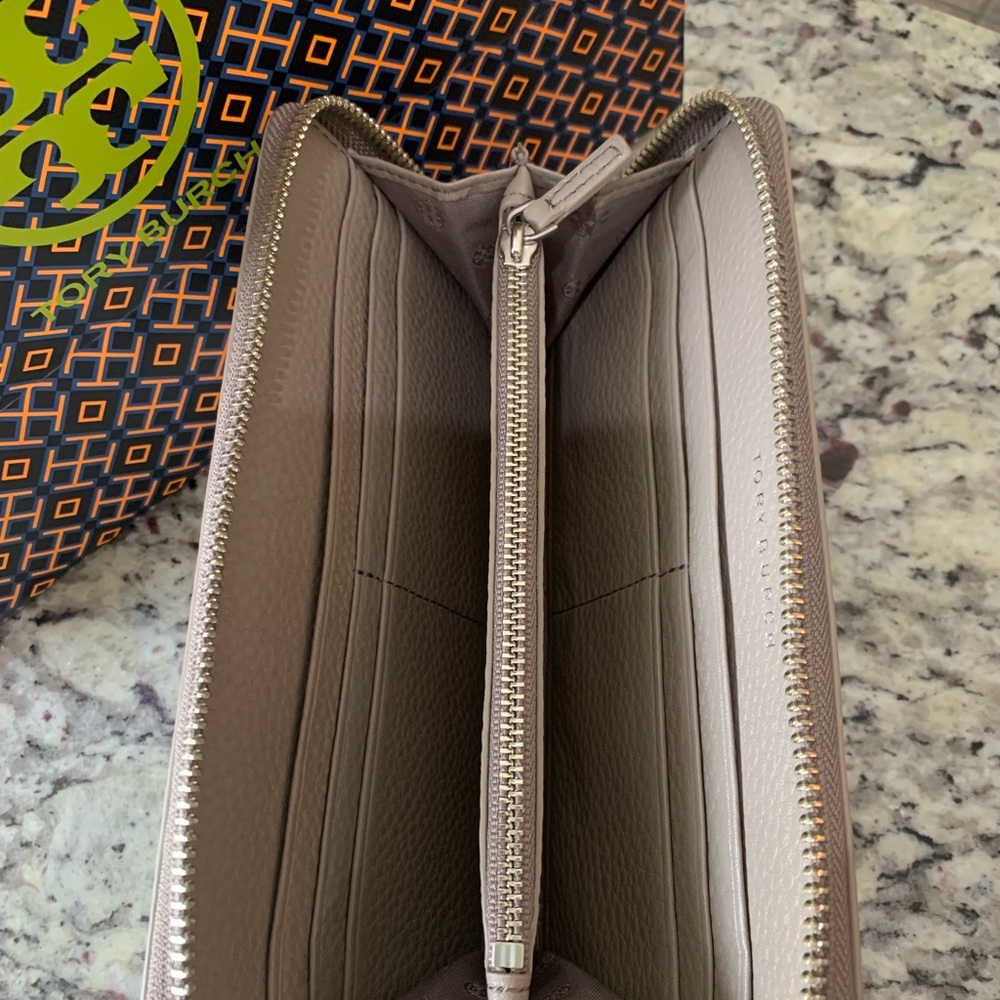 NWT Authentic Tory Burch Britten Gray Wallet - Picture 7 of 8